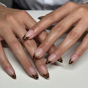 Mandel-Drucknägel in Nude-Rosa mit Leoparden-French-Spitzen und kleinen Goldnieten
