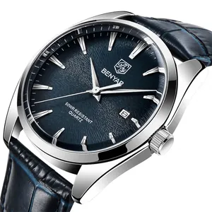 Montre à quartz pour hommes avec cadran bleu et bracelet en cuir, vue sous un angle