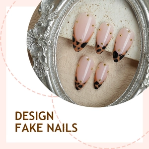 Unghie finte a mandorla French leopardate con perline dorate e base rosa nude chic