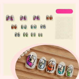 Kit de faux ongles dessin animé avec 24 capsules blanc crème et accents de perles