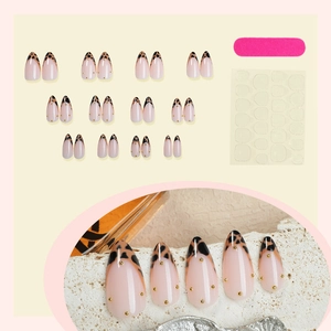 Set unghie finte French leopardate minimaliste con perle dorate e forma mandorla