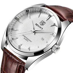 Montre à quartz pour hommes avec boîtier en acier argenté et bracelet en cuir brun
