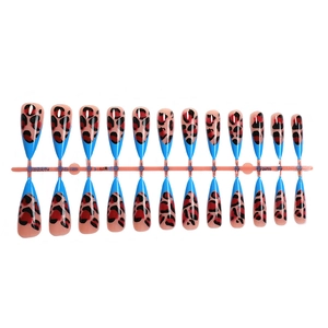 Unghie finte stiletto con stampa leopardata blu e rosa set da 24 su sfondo bianco