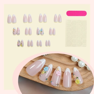 Set unghie finte a mandorla stile French con fiori 3D colorati e strass