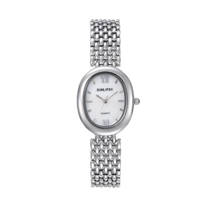 Détail du cadran ovale argenté et du bracelet métallique tissé de cette montre à quartz