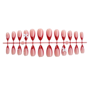 Unghie finte a mandorla stile francese con punte rosse, fiocchi 3D e perle decorative