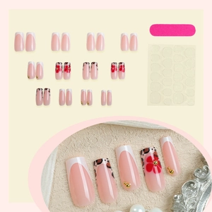 Set unghie finte con stampa leopardata, arte floreale rossa e punte French rosa