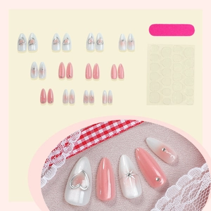 Faux ongles amande œil de chat avec motifs cœur étoile et dégradé rose doux
