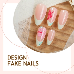 Unghie finte a mandorla stile francese con motivi floreali rosa su base nude e tulle