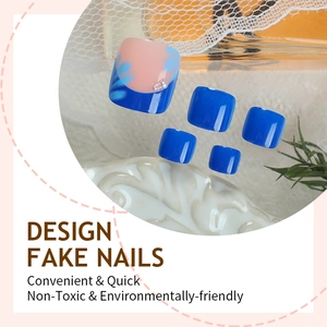 Unghie finte piedi blu con motivi floreali e decorazioni di perle per donna