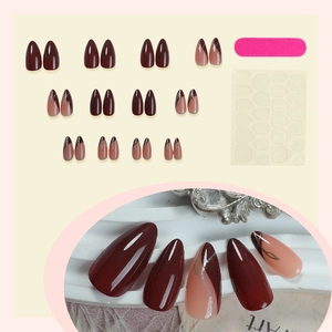Set 24 unghie finte mandorla rosso vino e rosa nudo con decorazioni a foglia d'argento