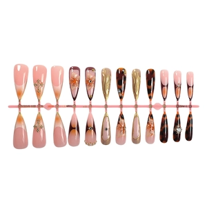 Faux ongles 3D avec motifs fleurs, léopard, perles et strass sur pointes amandes longues