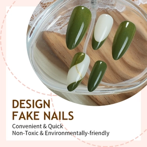 Unghie finte a mandorla french verde oliva e bianco con strisce e glitter dorati