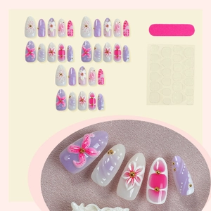 Elegantes 3D-Blumen-Nagelset mit langen Mandelnägeln und goldenen Perlenakzenten