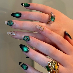 Dunkelgrüne Cat Eye Press On Nägel Mandelform Relief Blumen Goldrand Strass Elegante Falsche Nägel Für Frauen