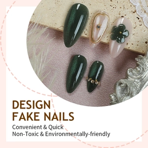 Dunkelgrüne Cat-Eye-Nägel in Mandelform mit 3D-Blumendesign und Goldakzenten