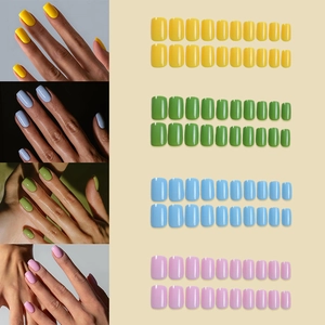 Faux ongles courts carrés aux couleurs pastel macaron avec fini brillant