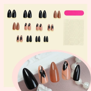 Set unghie finte french con glitter, motivo piuma e finitura nera e marrone scuro