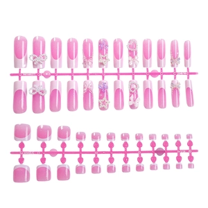 Set di unghie finte sfumate rosa e bianco con perle e fiocchi per mani e piedi