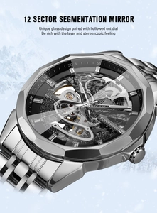 Macro di orologio scheletrato argento con vetro sfaccettato su sfondo di montagne gelate