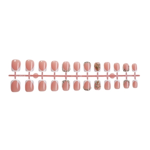 Unghie finte French corte e quadrate con punte bianche, stelle dorate e catene champagne