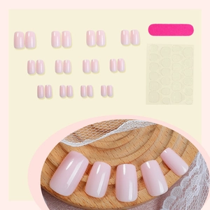 Kit de faux ongles roses courts carrés avec adhésifs et lime sur dentelle et bois