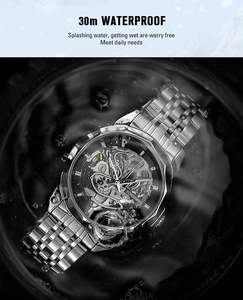 Vista macro dell'orologio meccanico automatico sott'acqua che mostra l'impermeabilità 30m