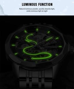 Vista macro delle lancette e del quadrante luminosi di un orologio meccanico al buio