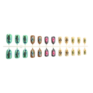 Faux ongles courts ovales vert menthe avec motifs de poissons colorés et finitions beiges