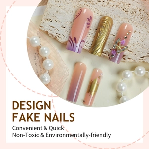 Faux ongles longs avec motifs floraux violets et accents de papillons dorés en strass