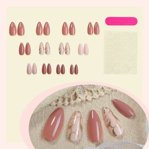 Faux ongles amande rose nude avec lignes dorées, lime et autocollants inclus