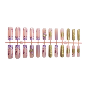 Faux ongles longs violets avec motifs floraux, papillons dorés 3D et strass brillants