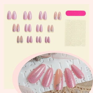 Unghie finte a mandorla con glitter rosa e linee argentate, set manicure da 24 pezzi