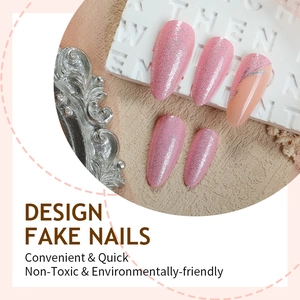 Unghie finte a mandorla rosa con glitter argento e raffinati motivi in stile french