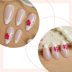 Unghie finte a mandorla lunghe con French punte bianche, fiori dipinti e piccoli strass lucidi
