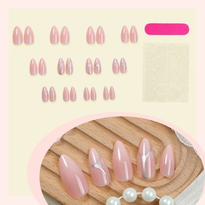 Faux ongles amande rose poudré avec motifs de lignes abstraites argentées élégantes
