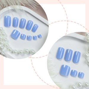 Set di unghie finte per piedi quadrate corte azzurre lucide con varie misure e brillantezza