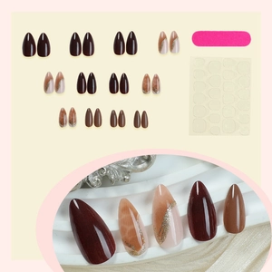 Faux ongles amande avec lignes marbrées et effet oeil de chat en bordeaux et caramel