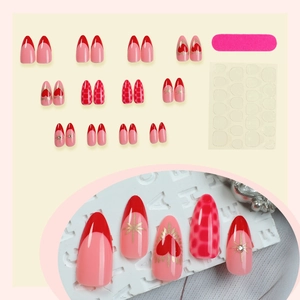 Set aus rosa und roten Kunstnägeln mit Herz- und Sternmotiven inklusive Zubehör