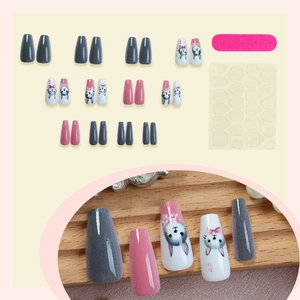 Set aus langen trapezförmigen Kunstnägeln mit süßen Hasen-Illustrationen in Rosa und Grau