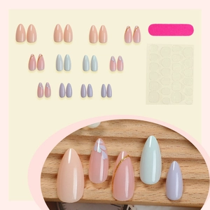 Kit d'ongles amande élégants avec lignes dorées, motifs de feuilles et accessoires