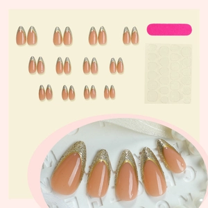 Faux ongles amande courts nude avec pointes French pailletées dorées et kit de 24 pièces