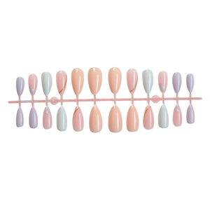 Lot de 24 faux ongles pastel avec lignes de feuilles dorées et motifs élégants