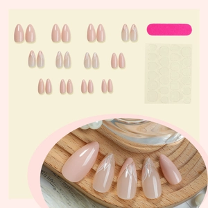 Amandelvormige kunstnagels in nude roze met witte bladkunst en applicatieset