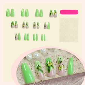 Faux ongles cercueil verts avec motifs floraux peints à la main et mini lime à ongles