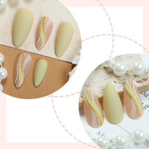 Set 24 unghie finte a mandorla giallo opaco con decorazioni a onde dorate e glitter