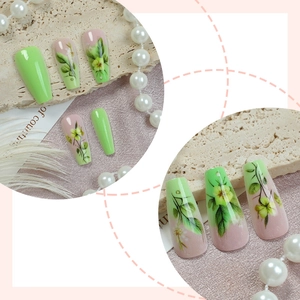 Faux ongles fleuris vert et rose, forme trapèze longue avec motifs de feuilles botaniques