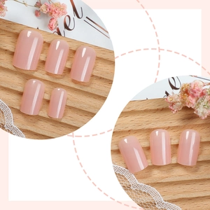 Faux ongles courts carrés rose nude brillant au design minimaliste élégant