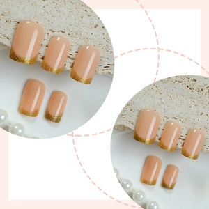 Faux ongles courts carrés rose nude avec pointes françaises élégantes à paillettes dorées