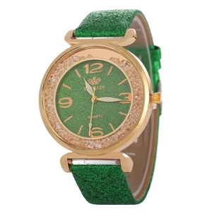 Dettaglio orologio al quarzo dorato con quadrante glitter verde e lunetta con diamanti